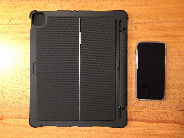 Inateck iPad Pro 12.9 キーボードケース スマホと比較