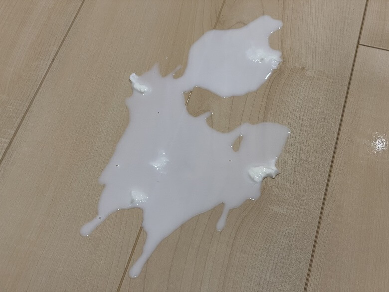 neabot 牛乳をこぼす