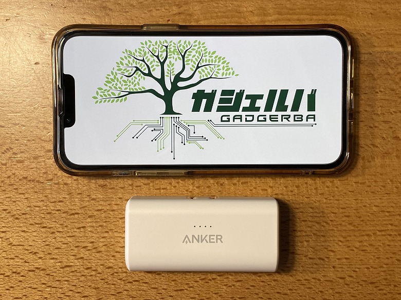 Anker Nano Power Bank（12W, Built-In Lightning Connector） スマホと比較